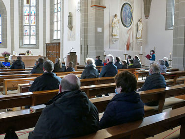 Vorstellung der Kommunionkinder in St. Crescentius (Foto: Karl-Franz Thiede)